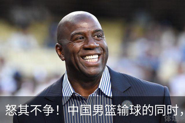 怒其不争！中国男篮输球的同时，日本替补席做出哭鼻子的嘲讽动作